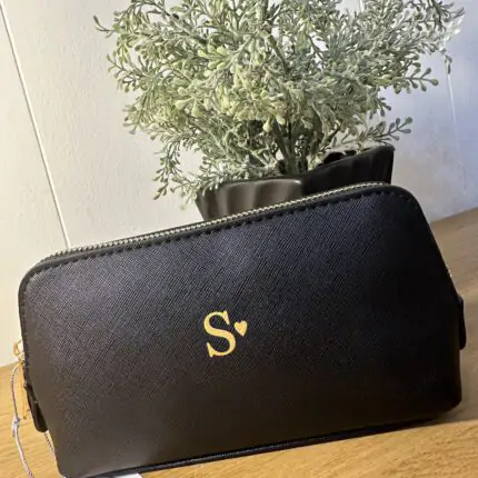 Cosmetic bag with online initial